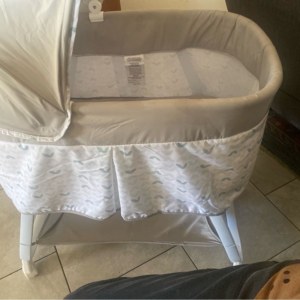Bassinet - Picture 2 of 3